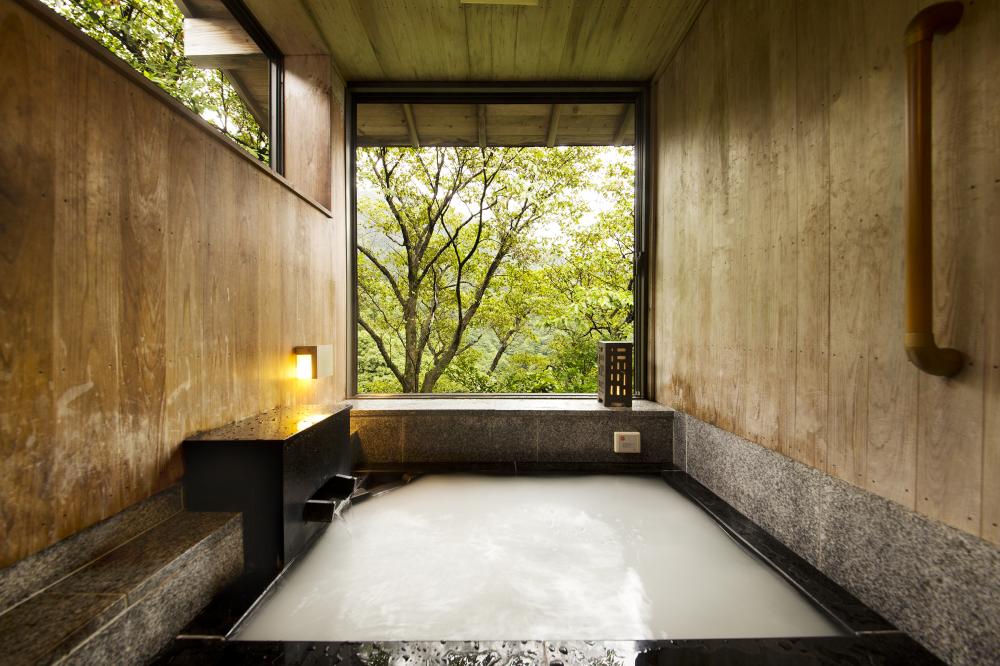 「湯之本酒店」旅人可一邊享受自家源泉的高空露天風呂，一邊品嚐松阪牛等在地頂級食材。