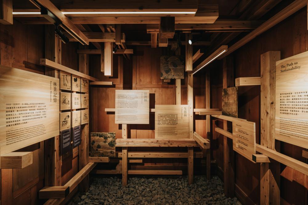「森記・事 Forest Era｜林業故事館」透過包覆的木構空間，引導觀者理解生態林與經濟林的差異