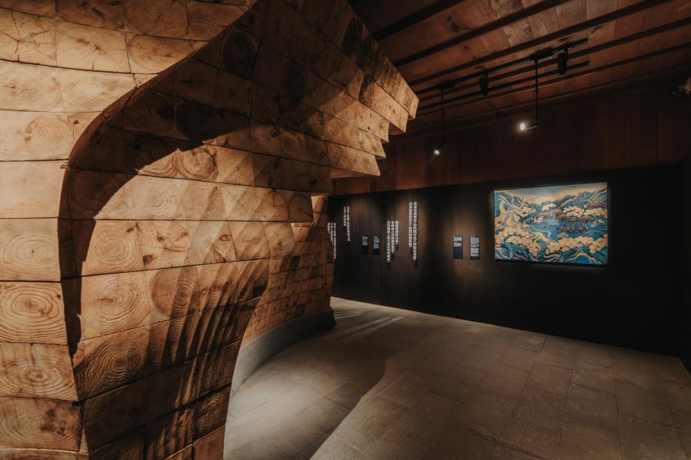 「山記・畫 A-li-shan｜山野創作館」以不規則構面與流動動線打破傳統展場框架