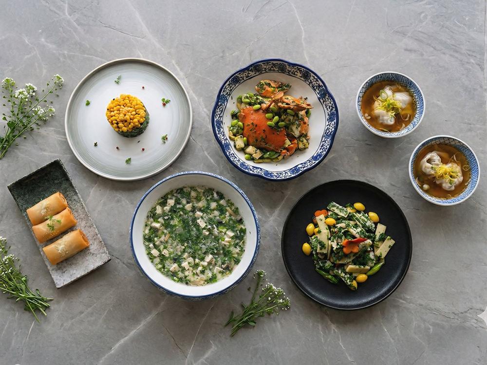 台南遠東香格里拉飯店醉月樓中餐廳，以有「春蔬第一味」美稱的薺菜入饌，從冷盤、羹湯、主菜到點心，帶來時