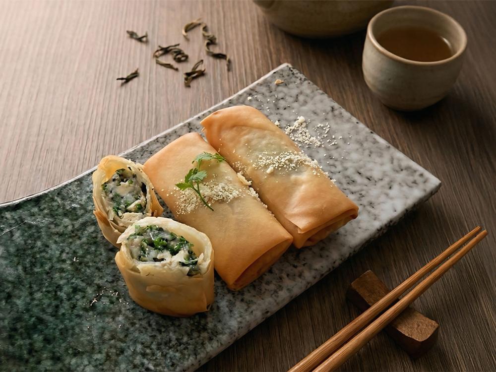 「薺菜鮮肉炸春捲」，外酥內潤，展現江浙春季「咬春」的飲饌意涵。（圖／台南遠東香格里拉提供）