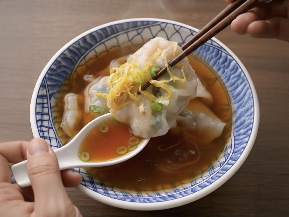 「薺菜蝦仁包餛飩」，湯清味鮮，展現江南點心的細緻平衡風味。