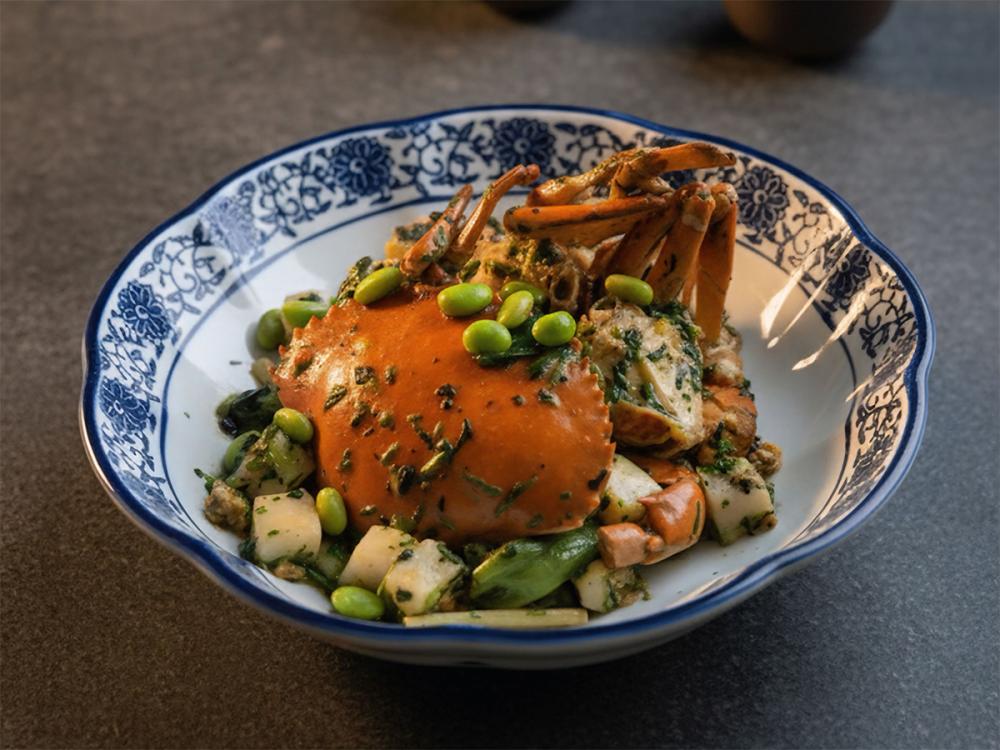 「薺菜年糕燒膏蟹」，以薺菜清香平衡蟹膏濃郁，展現江南燒菜的層次風味。（圖／台南遠東香格里拉提供）