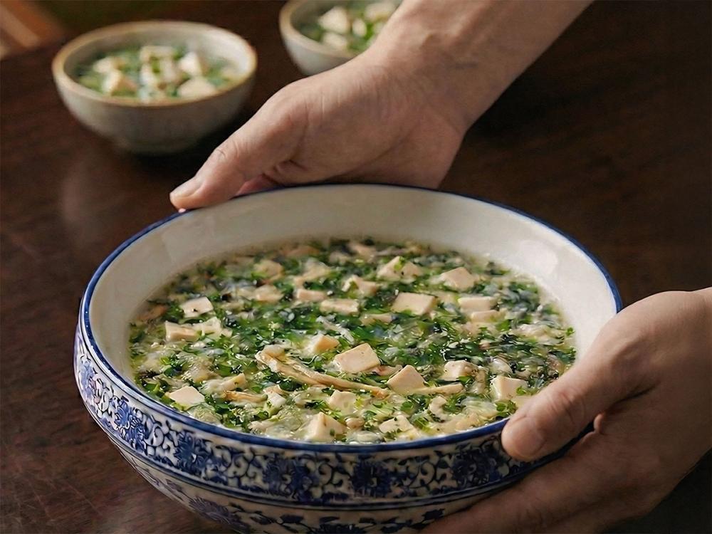 「竹笙薺菜豆腐羹」，以薺菜清香襯托湯品溫潤鮮味，展現江南清羹工法。（圖／台南遠東香格里拉提供）