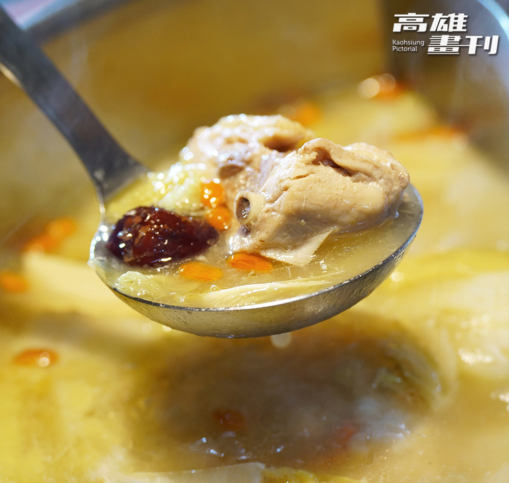 TWICE成員子瑜、Momo和Sana對溫肚火鍋的濃唇養生雞鍋讚不絕口。