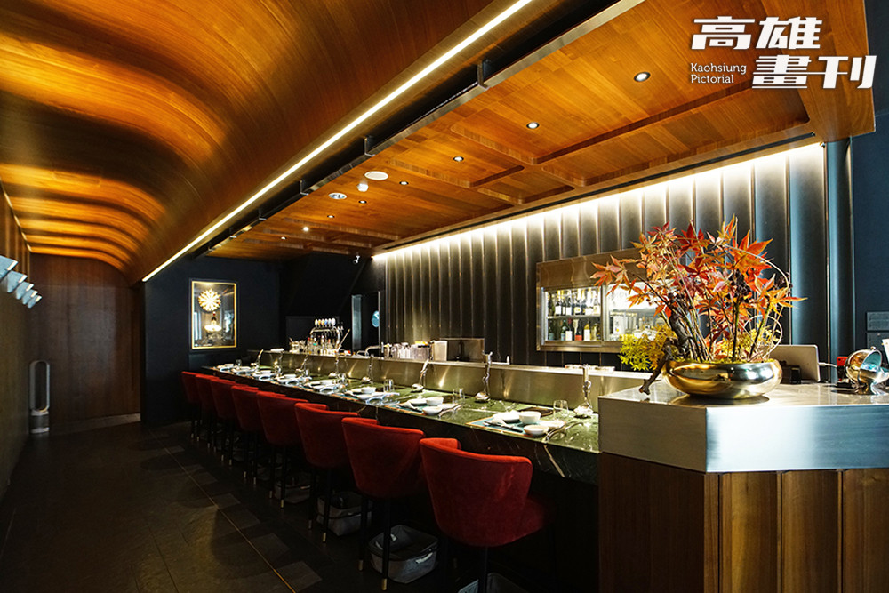 溫肚火鍋是高雄少見結合酒吧的深夜火鍋餐廳，一樓吧檯提供汲飲式雞尾酒。