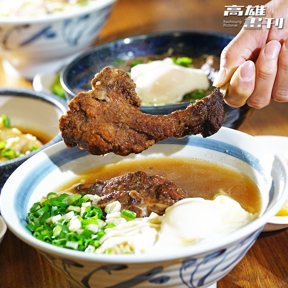 從蒸籠裡取出的霜降排骨，肉嫩多汁，配上清燉的湯頭，讓人馬上大快朵頤吃起來。