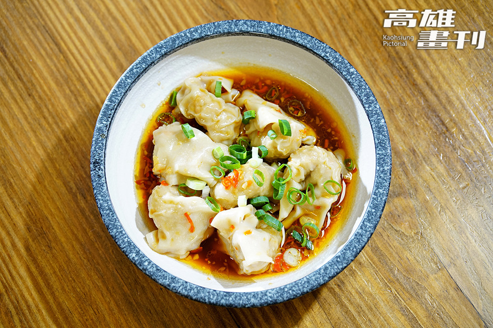 阿哲拿手的港式點心絕活，將鮮肉雲吞巧妙融入燒賣餡，改良後變身成辣味抄手，香辣的滋味讓人一口接一口。