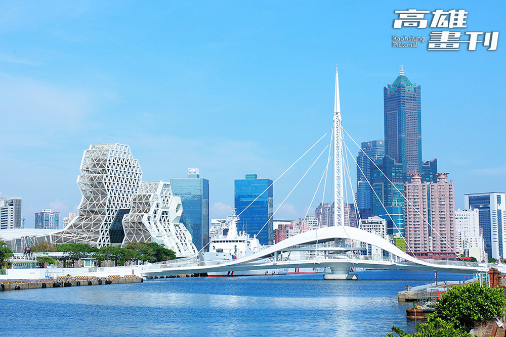 來高雄追星之餘，不妨抽空逛逛駁二藝術特區周邊與大港橋，也許還能在夜間拍到大港橋亮著偶像專屬的應援色。