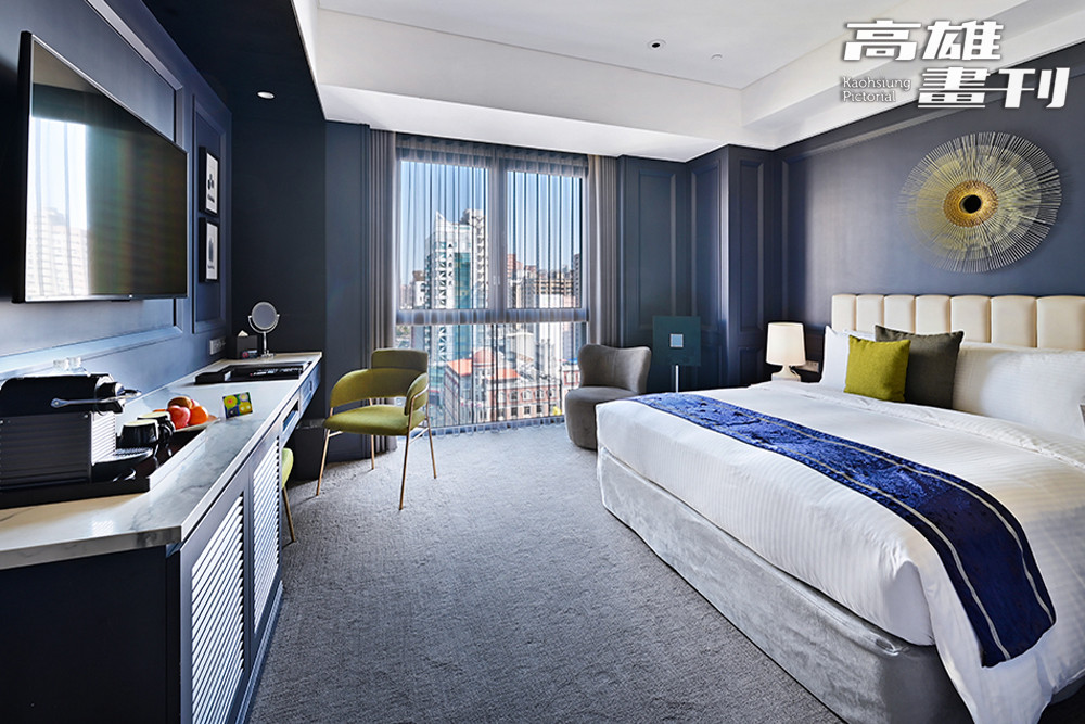 落地窗引入戶外景致，打造時尚精巧的住宿空間。