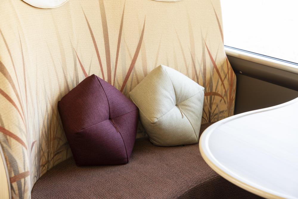 由京都工匠手工縫製「Hana Akari」專用「御手玉(沙包)座墊」。