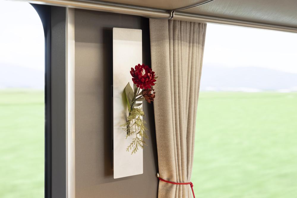 車廂牆面則掛有富山縣高岡市傳承數百年的「高岡銅器」一輪花器。