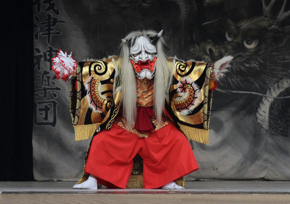 「廣島神樂」蘊含深厚的歷史底蘊，是極具渲染力且扣人心弦的日本傳統舞台藝術。