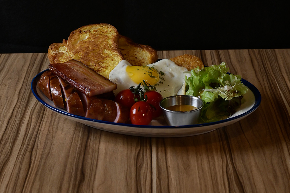 Dayne’s TEXAS BARBECUE的經典燻腸及燻培根早午餐盤