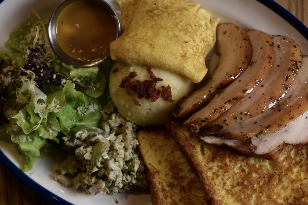 18 小時柴火慢燻技法製出的煙燻雞胸肉法式吐司