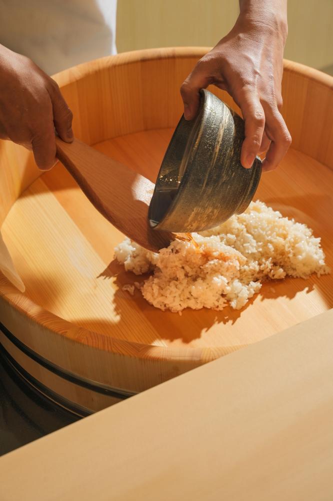 選用來自岐阜縣的「初霜米」，搭配熟成赤醋調和