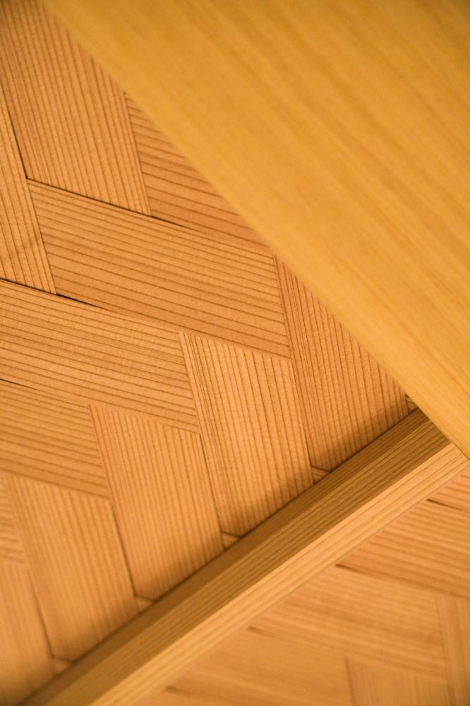 天花板採用自日本引入的杉木網代編工法