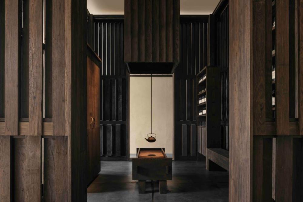 空間正中央設有一座引人注目的大型裝置