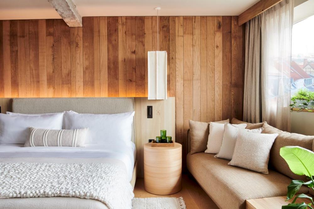 252間客房及30間套房以自然材質、充足採光及在地元素打造寧靜空間