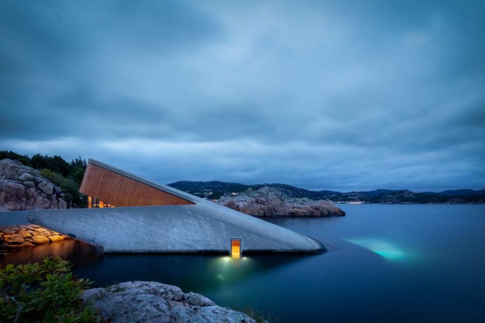 UNDER 位於海平面下5.5公尺的海底用餐空間