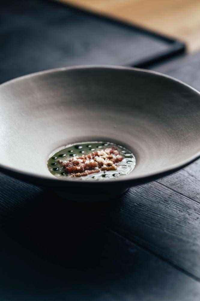 主廚依循漁民捕獲的食材，隨季節調整菜單