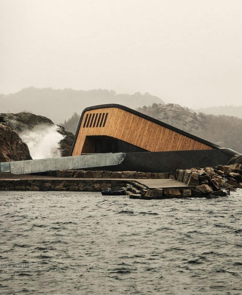 UNDER 位於海平面下5.5公尺的海底用餐空間。