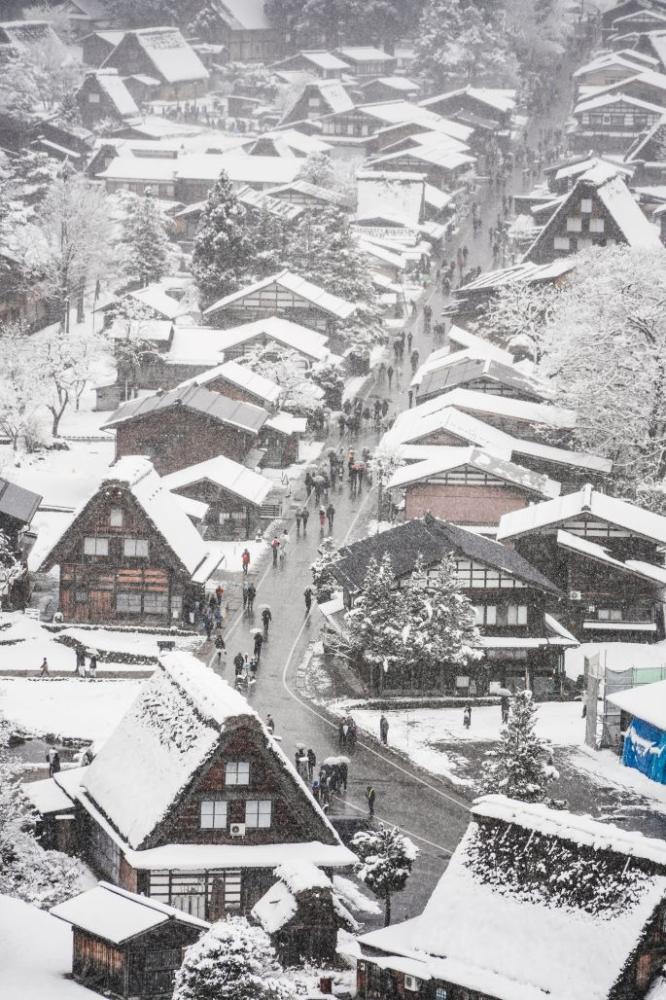 荻町展望台坐落在一座小山丘上，擁有俯瞰整個村子的最佳視角