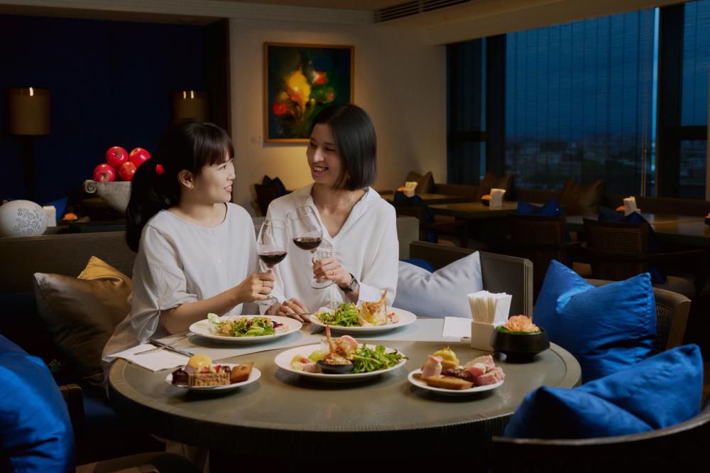 凡預訂台南晶英「眾生歡喜．歲月微光」住房專案，每房每日皆加贈晶英貴賓廊Happy Hours兩客