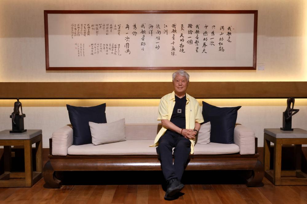 台南晶英酒店一樓書苑展示蔣勳《書法、詩(我願是...)》畫作，歡迎貴賓於書苑駐足觀賞