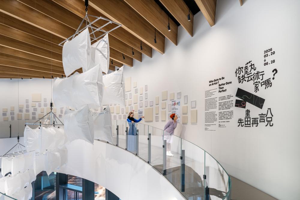 07_開展首場「藝術家面對面」工作坊，由走路草農藝團和大家在勤美術館前進行巨型水果的靜物寫生。