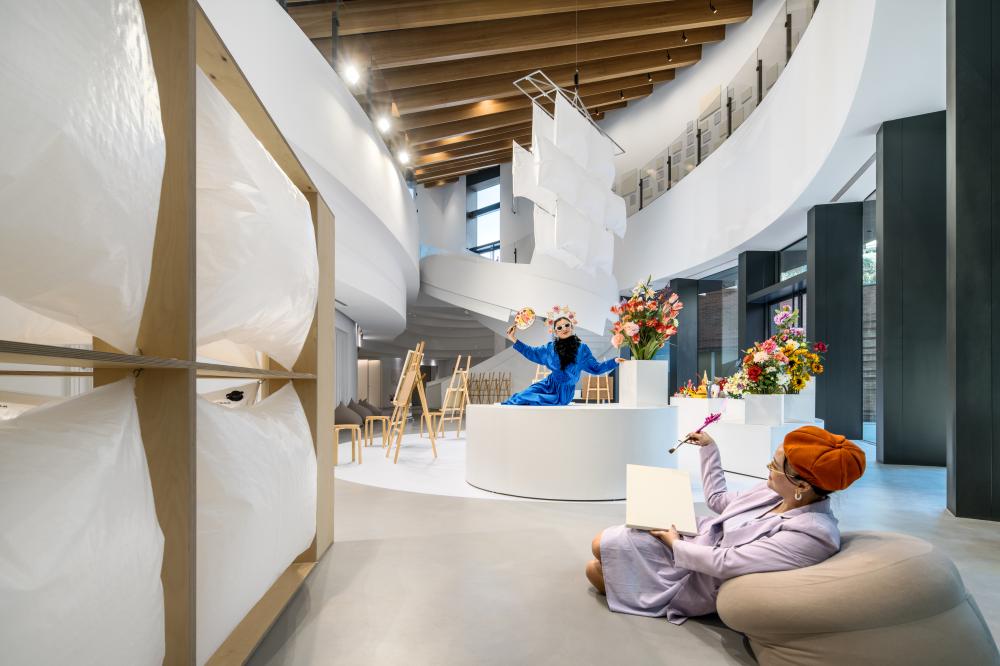 隔雙週邀請藝術家進入展場，與觀眾一起創作、交流與實驗：