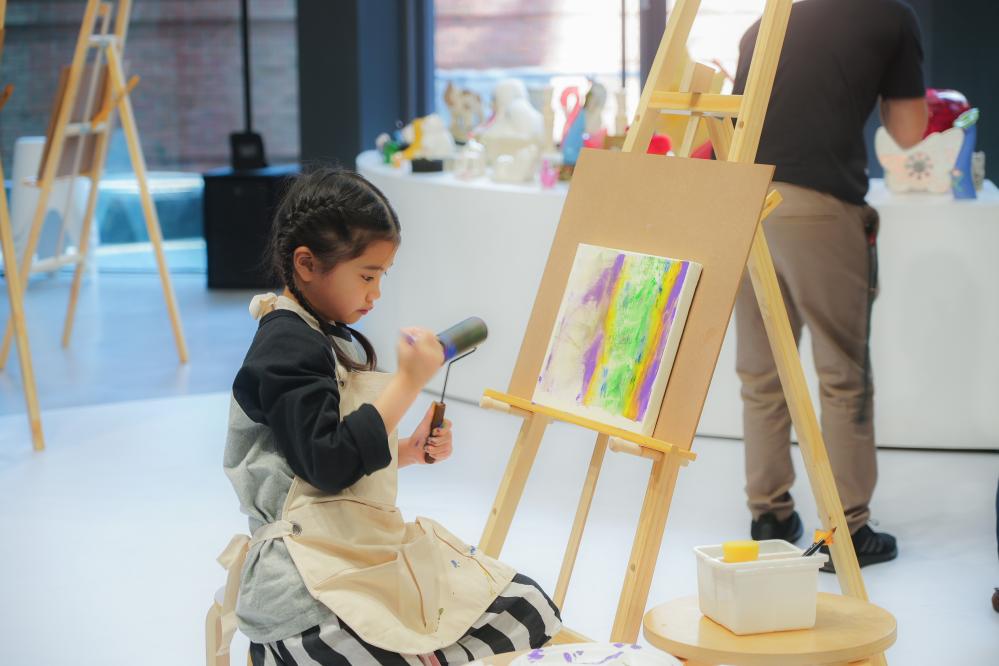 開放 B1 自由畫室落地窗玻璃，成為大小藝術家揮灑的大畫布。