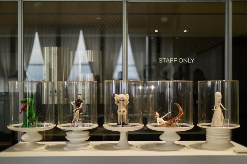 美國街頭塗鴉天王 KAWS 與中國當代藝術家岳敏君、周春芽、劉野、周鐵海及金釹合作的《ART TOY