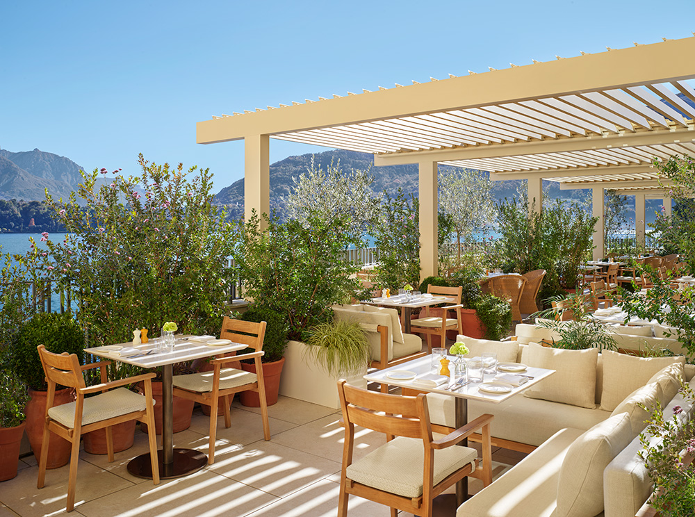 頂樓餐廳 Renz，周圍環繞著地中海草本植物與柑橘樹