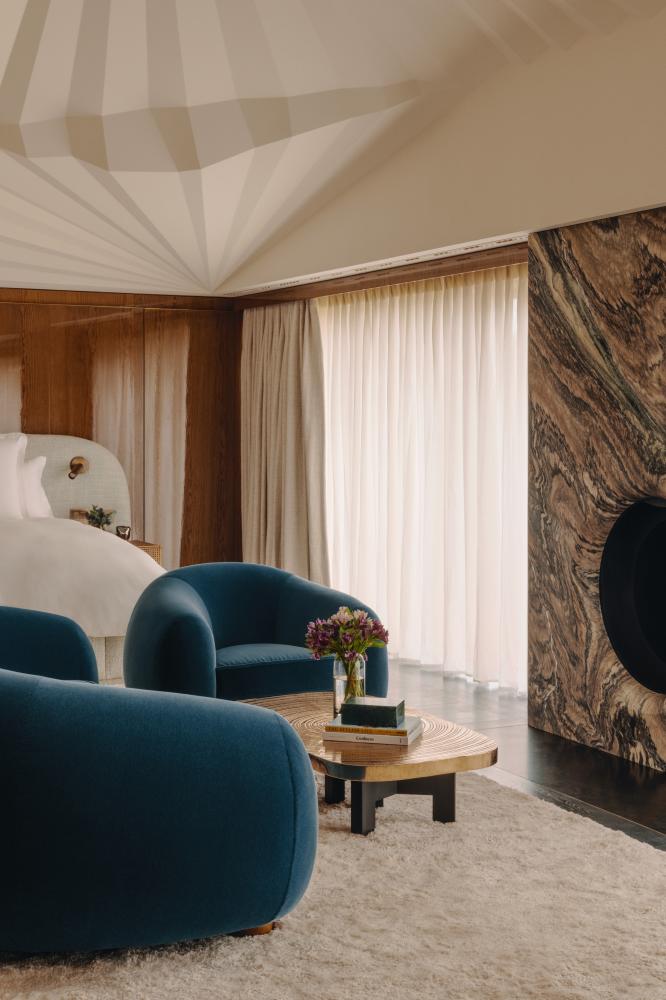 以懸掛在鏡面牆壁與天花板間的晶體結構，營造出幾何造型延伸至無限空間的錯覺。