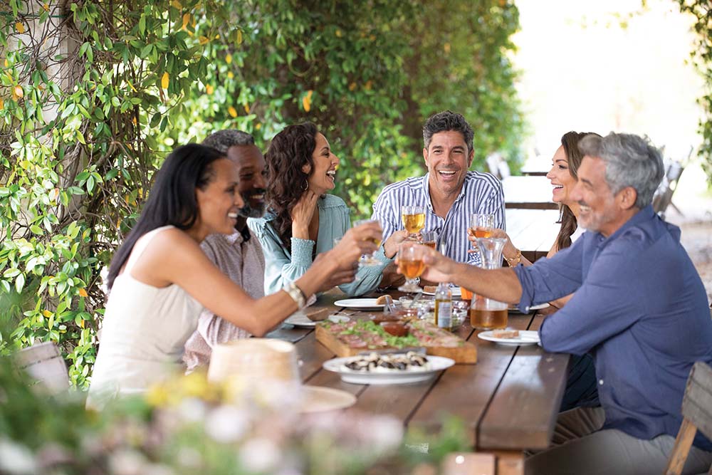 旅人深入位於火山腳下的 Vivera 酒莊，在專業侍酒師的引領下，漫步於那些極爲古老的葡萄藤間