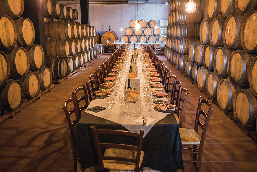 而在義大利托斯卡尼的蘇韋雷托（Suvereto），將帶你造訪 Tua Rita 酒莊