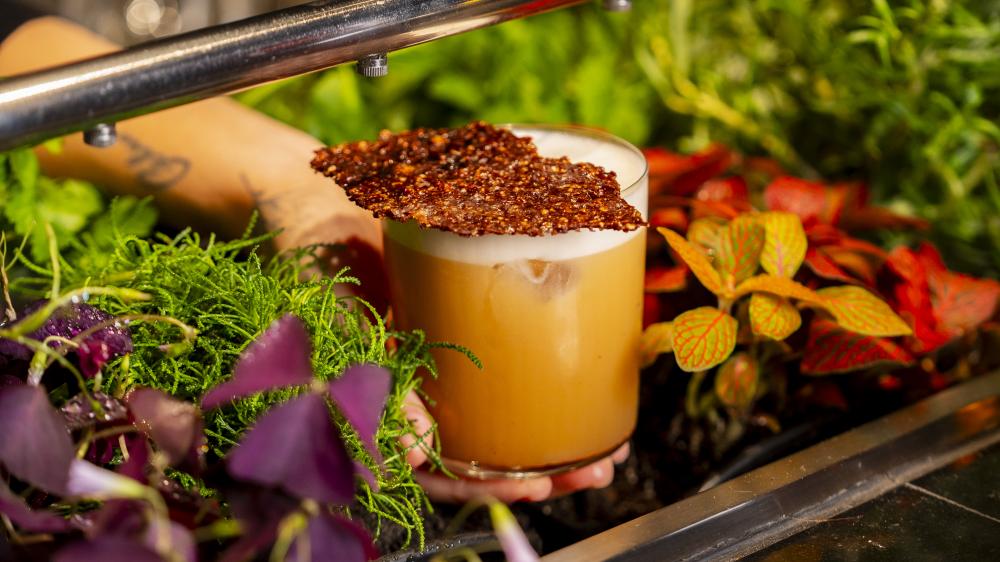 一間酒吧，更是承載夢想、創意與待客之道的文化場域