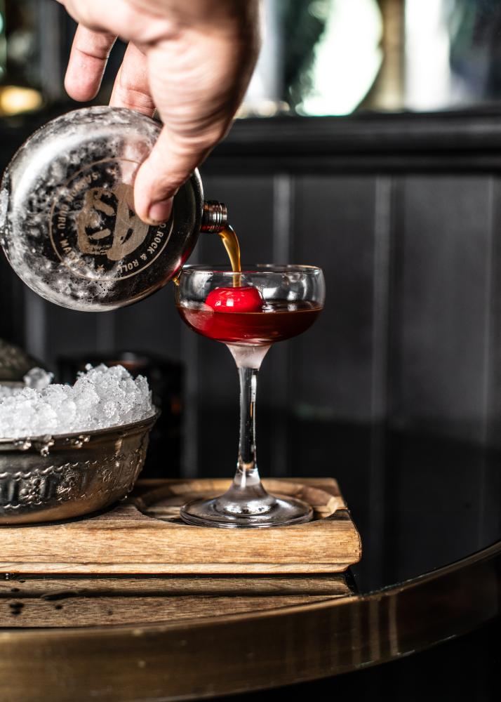 當你走進 Salmon Guru，你不必真的懂雞尾酒，這裡熱情、好客的調酒師是最好的主人，隨時準備款