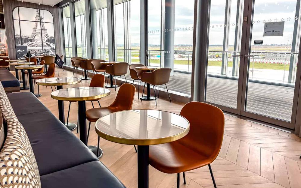 空間中融入當地品牌與藝術家的元素，展現典型的法式魅力，牆面裝飾有巴黎經典的線條和拱門，搭配吸睛的黑白