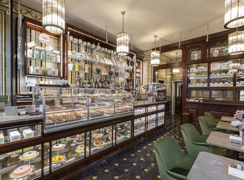 在約70平方公尺的空間中，店內保留了原始的歷史牆面裝飾