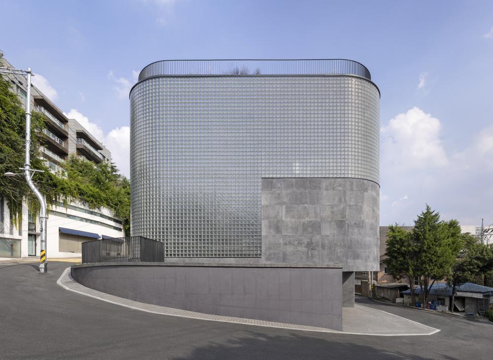 繼巴黎兩家旗艦店後，2025年底，品牌在首爾梨泰院開設了亞洲第一家路面旗艦店。