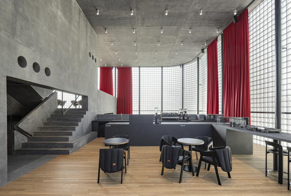 四層樓的旗艦店，除了男裝系列外，也展售女裝系列，還有非常具有個性化的咖啡空間 Café de Woo