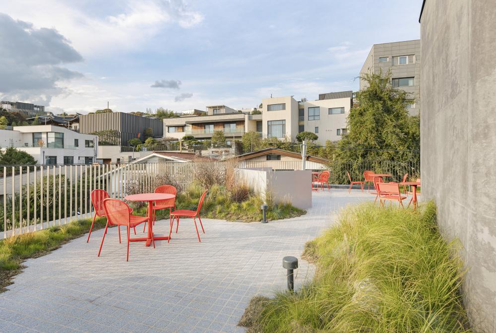 Stocker Lee Architetti 還為旗艦店規劃了一個漂亮的頂樓花園