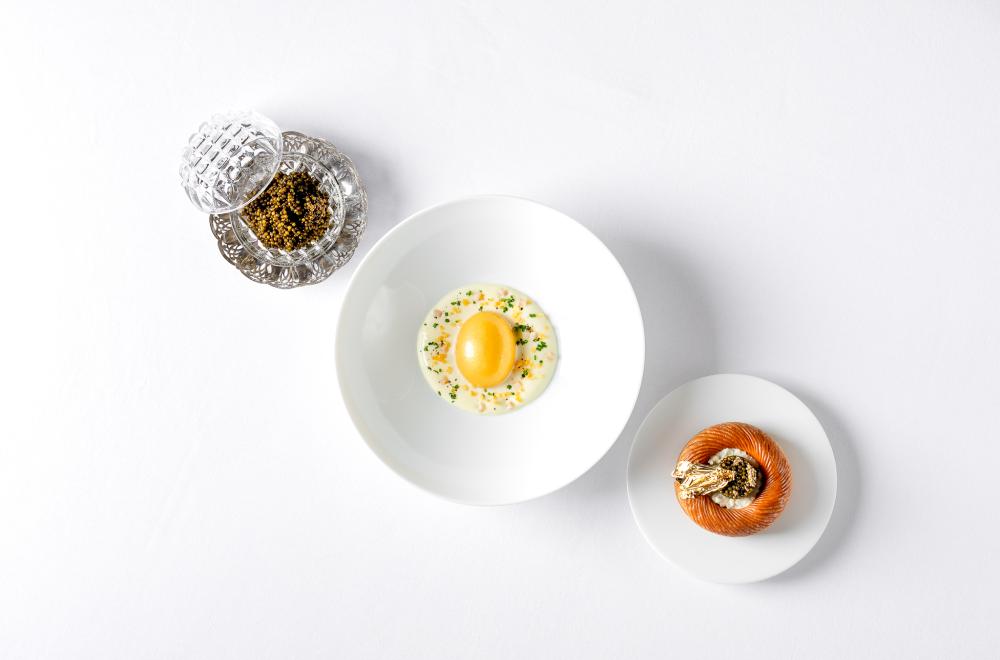 英國當代名廚 Alex Dilling 正是在這樣輝煌的歷史場域中，開設了自己的同名餐廳，展現一場關