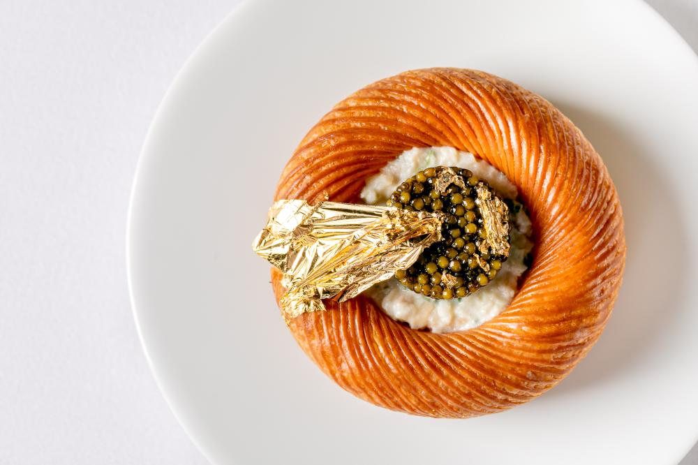 龍蝦脆皮薯餅口感完美，彈嫩的蝦肉由輕漬西瓜增添涼爽感。