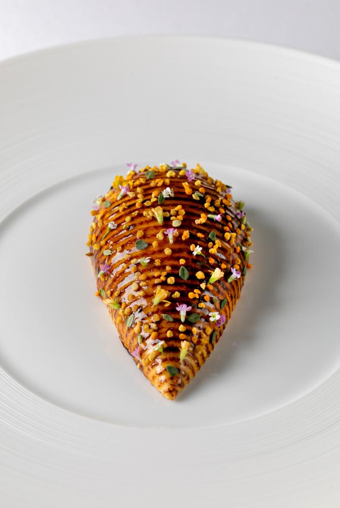 主菜獵人風雞（Hunter Chicken）是主廚的代表作品