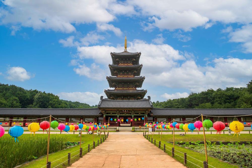 公州與扶餘曾是百濟王國的心臟地帶，百濟文化園區完整重現古代宮廷建築