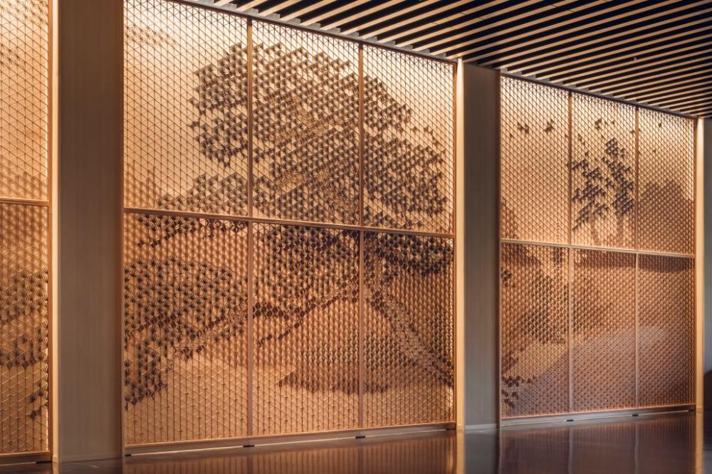 不使用任何釘子，僅憑精密木片嵌合勾勒紋樣的「組子細工」。