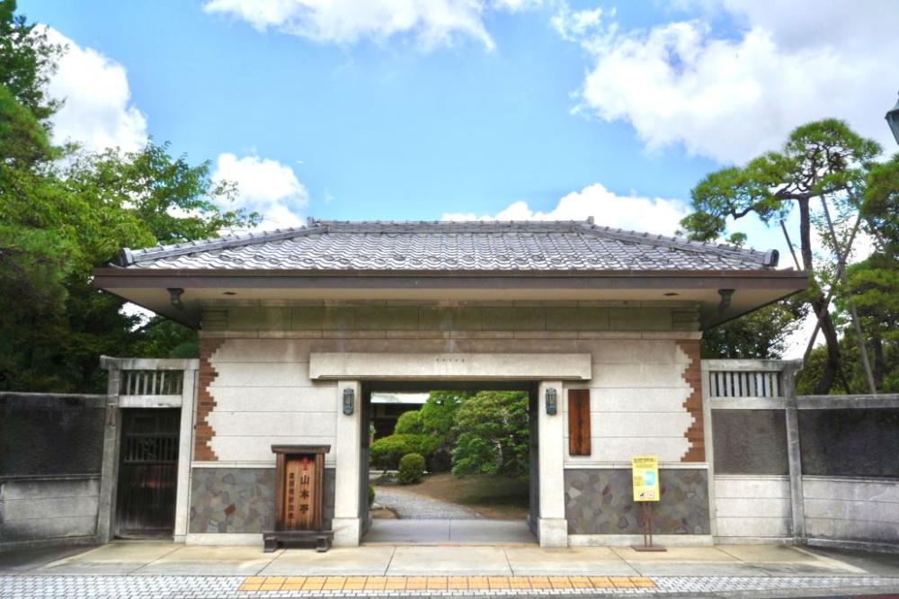 傳統的長屋門結構內，巧妙嵌入了六角形瓷磚與彩繪玻璃窗。